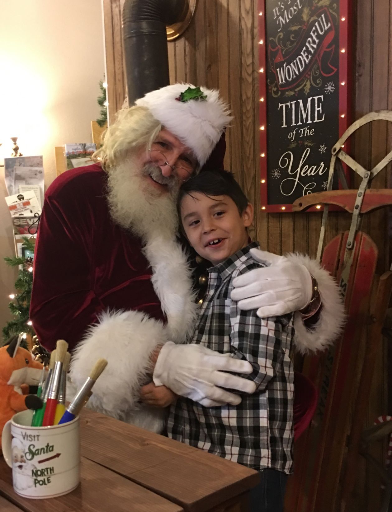 Partin hug twixt Santa and Aluxton